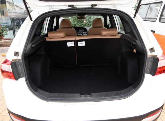 中华V5 2014款 1.5T 手动两驱豪华型 车厢座椅   后备厢