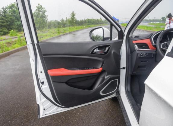 中华V3 2017款 1.5T 自动旗舰型 车厢座椅   前门板