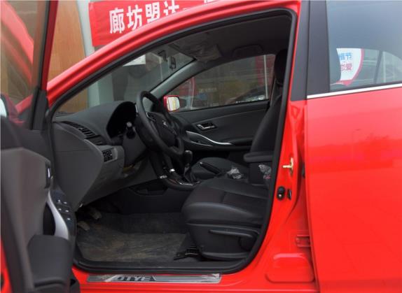 众泰Z300 2014款 新视界 1.5L 手动豪华型 车厢座椅   前排空间