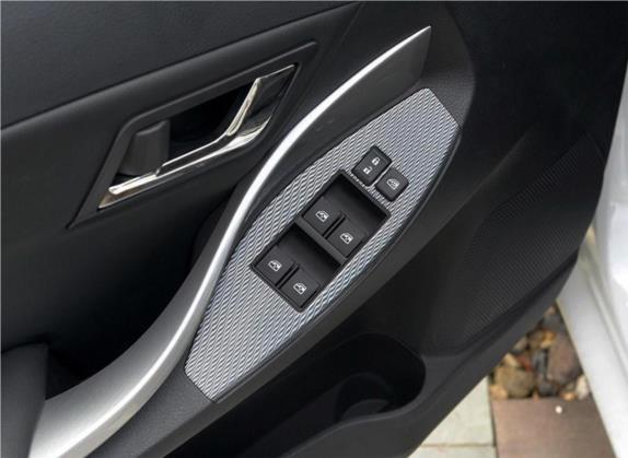 众泰Z300 2016款 1.5L 手动尊享型 车厢座椅   门窗控制