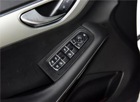 众泰SR7 2016款 1.5T 手动魔方之梦版 国V 车厢座椅   门窗控制