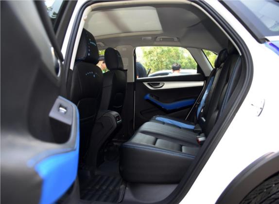 众泰SR7 2016款 1.5T CVT星光版 车厢座椅   后排空间