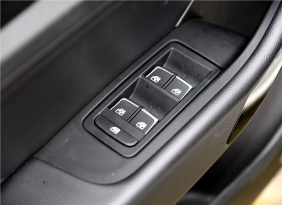 众泰Z360 2017款 1.5L 手动尊贵型 车厢座椅   门窗控制