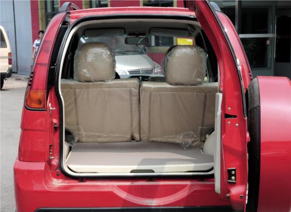 众泰5008 2010款 1.3L CVT标准型 车厢座椅   后备厢