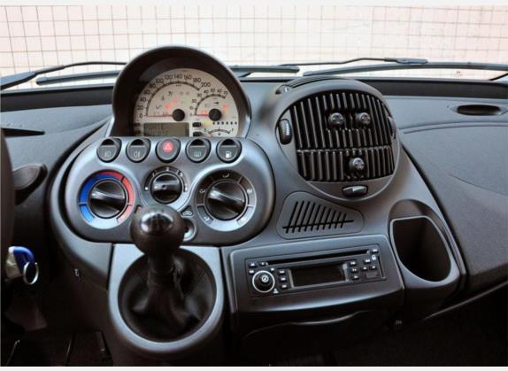 众泰M300 2009款 1.6L 双燃料精锐型 中控类   中控台