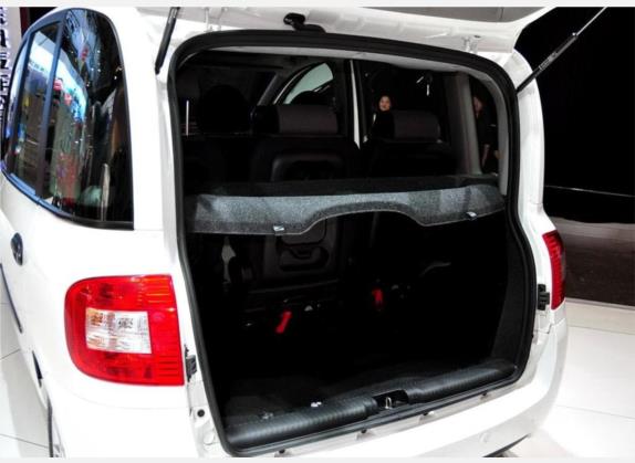 众泰M300 2010款 1.6L 汽油标准型5座 车厢座椅   后备厢