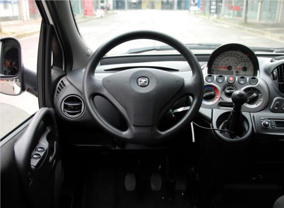 众泰M300 2010款 1.6L 汽油标准型6座 中控类   驾驶位