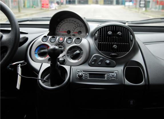 众泰M300 2010款 1.6L 汽油标准型6座 中控类   中控台