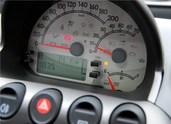 众泰M300 2010款 1.6L 汽油标准型6座 中控类   仪表盘