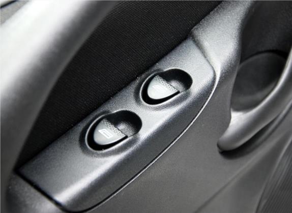 众泰M300 2010款 1.6L 汽油标准型6座 车厢座椅   门窗控制